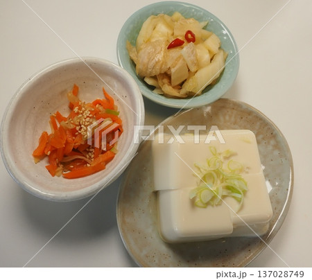 冷やっことお漬物、妻の手作り家庭料理、家庭で楽しむ夕ご飯、幸せ家族 冷やっことお漬物、妻の手作り家庭料理、家庭で楽しむ夕ご飯、幸せ家族 137028749