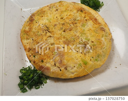 ポテト入りスペイン風オムレツ、妻の手作り家庭料理、家庭で楽しむ夕ご飯、幸せ家族 137028750