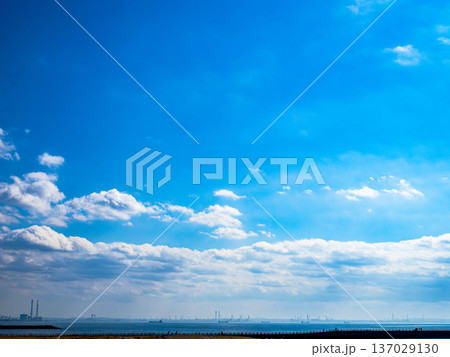 夏の青い空と白い雲 夏の青い空と白い雲 137029130
