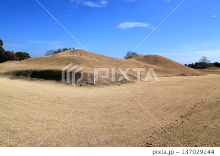 熊本県山鹿市　国指定史跡の岩原古墳群の風景 137029244