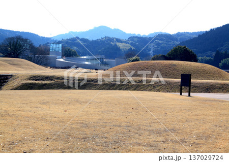 熊本県山鹿市　国指定史跡の岩原古墳群の風景 137029724
