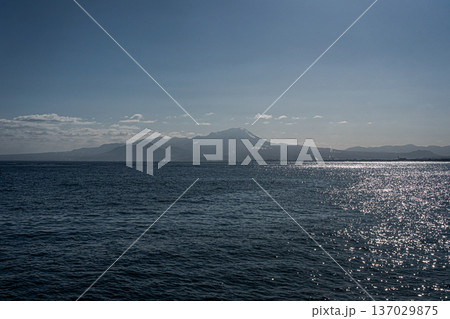 海に浮かぶ大山　鳥取県 137029875