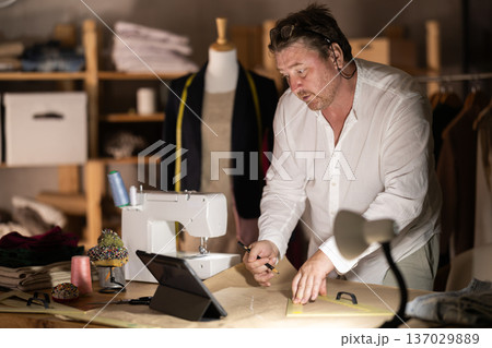 Man carries out leading online tailor training 137029889