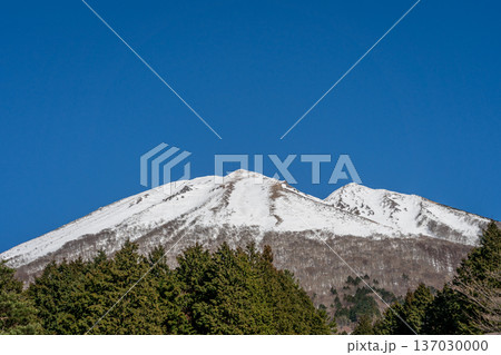 雪がかかった大山　鳥取県 137030000