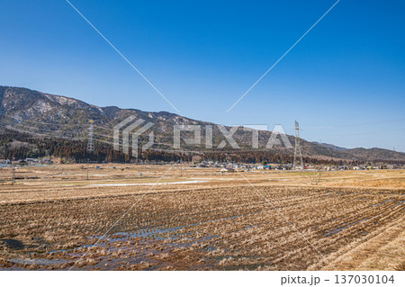 浅春の奥琵琶湖の田園風景　滋賀県長浜市永原 137030104