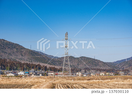 浅春の奥琵琶湖の田園風景　滋賀県長浜市永原 137030110