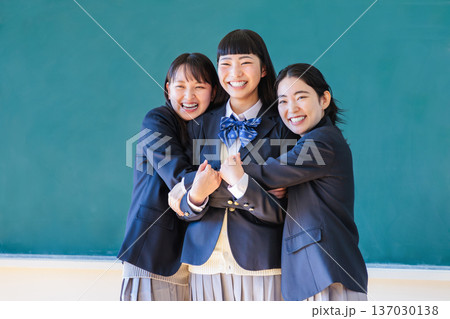 黒板の前で友達とはしゃぐ女子高生 137030138