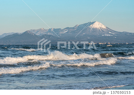 白波と海に浮かぶ大山　鳥取県 137030153