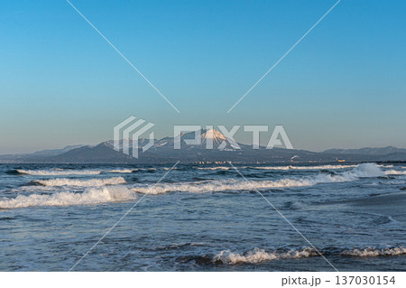 白波と海に浮かぶ大山 鳥取県 白波と海に浮かぶ大山 鳥取県 137030154