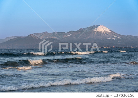 白波と海に浮かぶ大山 鳥取県 白波と海に浮かぶ大山 鳥取県 137030156