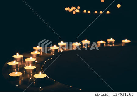 Burning candles in the bathroom in the dark. Burning candles in the bathroom in the dark. 137031260