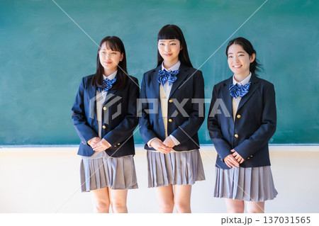 黒板の前に立つ女子高校生 黒板の前に立つ女子高校生 137031565