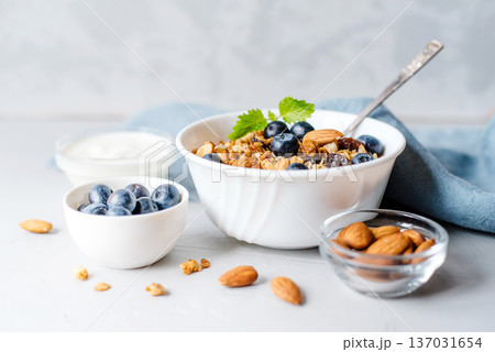 Baked granola with yogurt and blueberries. 137031654