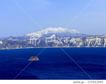 冬の摩周湖の青い湖面と雪山の眺め。 137031695