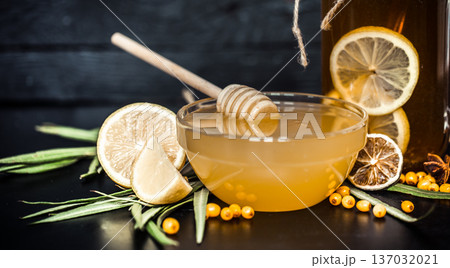 the composition of tea with lemon and honey 137032021