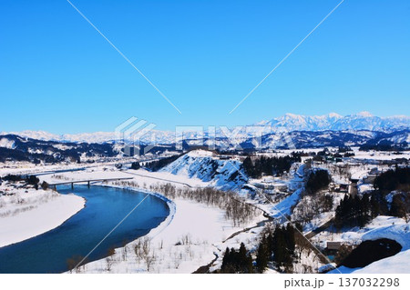 信濃川・越後三山雪景色 137032298