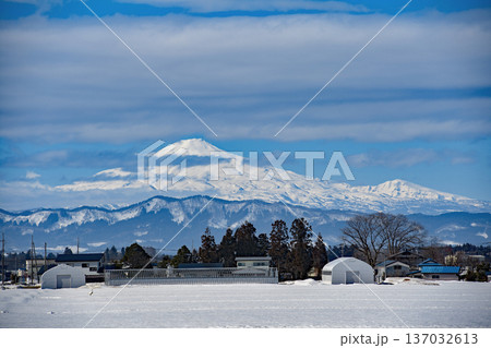 冬の終わりが近づいた雪国 鳥海山 秋田県横手市 冬の終わりが近づいた雪国 鳥海山 秋田県横手市 137032613