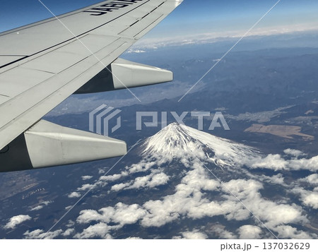 飛行機の窓から望む冠雪した富士山と雲海 飛行機の窓から望む冠雪した富士山と雲海 137032629