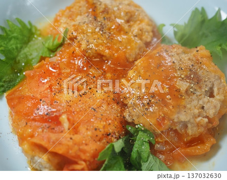 トマトソテー、妻の手作り家庭料理、家庭で楽しむ夕ご飯、幸せ家族 トマトソテー、妻の手作り家庭料理、家庭で楽しむ夕ご飯、幸せ家族 137032630