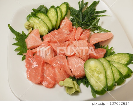大トロおさしみ、妻の手作り家庭料理、家庭で楽しむ夕ご飯、幸せ家族 大トロおさしみ、妻の手作り家庭料理、家庭で楽しむ夕ご飯、幸せ家族 137032634