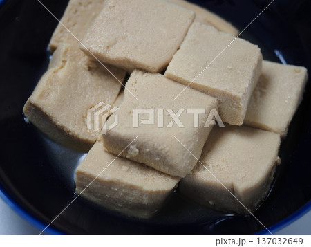 高野豆腐の煮物、妻の手作り家庭料理、家庭で楽しむ夕ご飯、幸せ家族 137032649