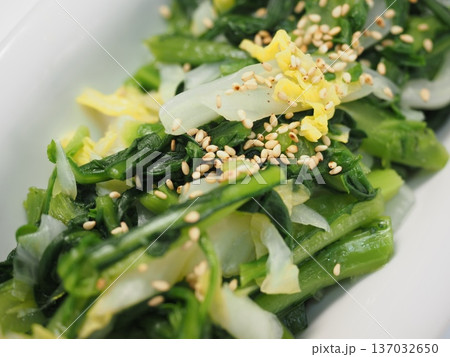 白菜と春菊のおひたし、妻の手作り家庭料理、家庭で楽しむ夕ご飯、幸せ家族 137032650