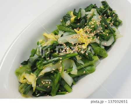 春菊のお浸し、妻の手作り家庭料理、家庭で楽しむ夕ご飯、幸せ家族 137032651