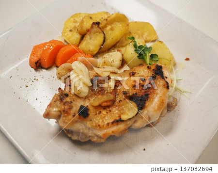 鶏もも焼きガーリックソース、妻の手作り家庭料理、家庭で楽しむ夕ご飯、幸せ家族 鶏もも焼きガーリックソース、妻の手作り家庭料理、家庭で楽しむ夕ご飯、幸せ家族 137032694