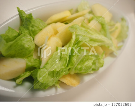 レタスとリンゴのサラダ、妻の手作り家庭料理、家庭で楽しむ夕ご飯、幸せ家族 レタスとリンゴのサラダ、妻の手作り家庭料理、家庭で楽しむ夕ご飯、幸せ家族 137032695
