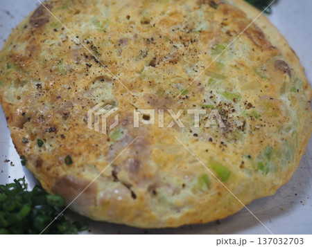 ポテトオムレツ、妻の手作り家庭料理、家庭で楽しむ夕ご飯、幸せ家族 ポテトオムレツ、妻の手作り家庭料理、家庭で楽しむ夕ご飯、幸せ家族 137032703