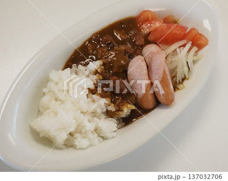 辛口カレーウインナー添え、妻の手作り家庭料理、家庭で楽しむ夕ご飯、幸せ家族 辛口カレーウインナー添え、妻の手作り家庭料理、家庭で楽しむ夕ご飯、幸せ家族 137032706