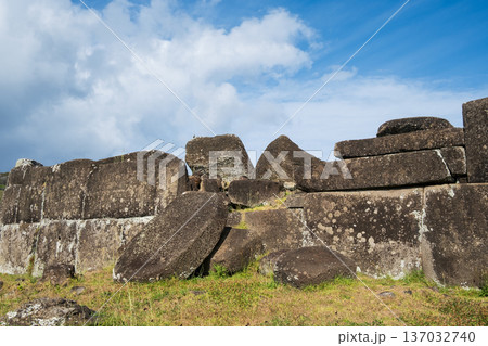 アフ・ビナプ、No.1遺跡の崩れた切石、イースター島、2025年 137032740