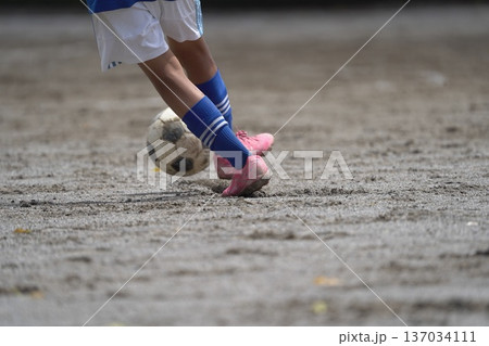 サッカーボールを蹴る中学生 サッカーボールを蹴る中学生 137034111