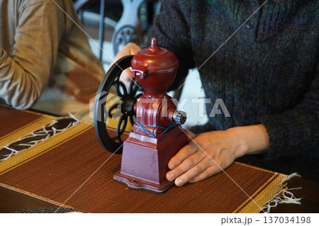 手回しコーヒーミルを使う女性 137034198