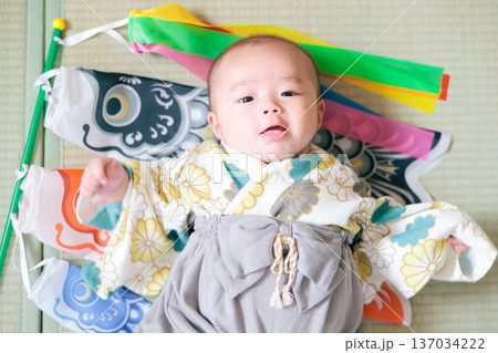 初節句 端午の節句を祝う元気な赤ちゃん 初節句 端午の節句を祝う元気な赤ちゃん 137034222