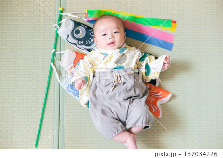 初節句　鯉のぼりと赤ちゃん　端午の節句を祝う男児 137034226