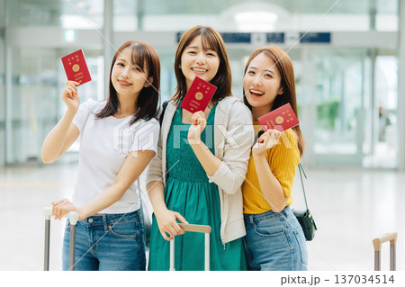空港から海外旅行へ出掛ける女性3人組　「撮影協力：関西国際空港（KIX）」 137034514