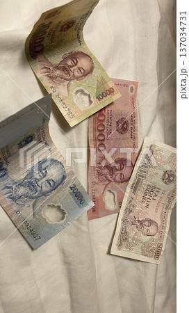 ベトナムドン、紙幣4枚 ベトナムドン、紙幣4枚 137034731