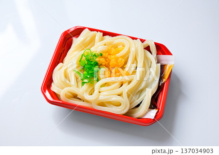 器に入った冷やしうどん 器に入った冷やしうどん 137034903
