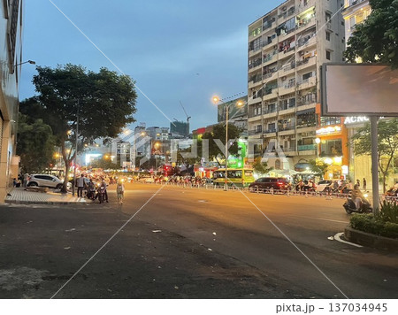 ベトナム、ホーチミンの夜の車道 137034945