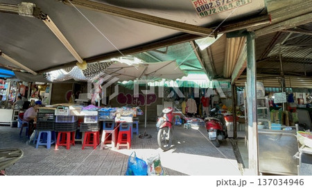 ベトナム、ホーチミンの屋台に並ぶ椅子とカゴ 137034946