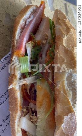 ベトナム、ホーチミンのハムや野菜が入ったバインミー ベトナム、ホーチミンのハムや野菜が入ったバインミー 137034953