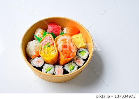 曲げわっぱの弁当箱に入った和風弁当 曲げわっぱの弁当箱に入った和風弁当 137034973