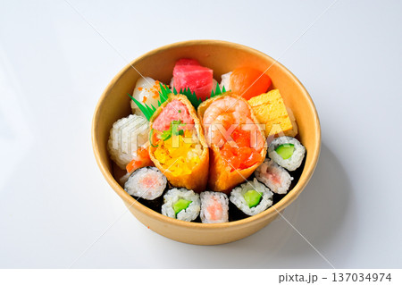 曲げわっぱの弁当箱に入った和風弁当 137034974