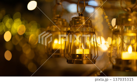 優しいランタンの明かり 137035315