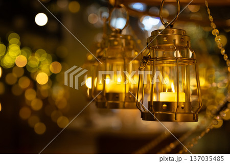 優しいランタンの明かり 137035485