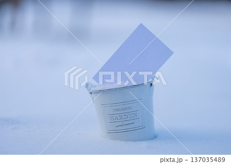 雪景色に白色のカード 雪景色に白色のカード 137035489