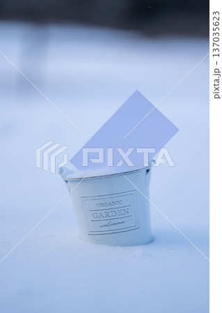 雪景色に白色のカード 137035623