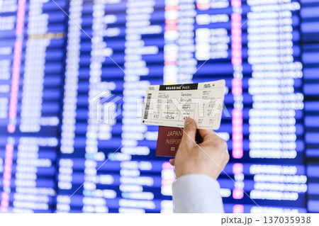 搭乗券とパスポート確認 ■撮影協力:関西国際空港(KIX) 搭乗券とパスポート確認 ■撮影協力:関西国際空港(KIX) 137035938