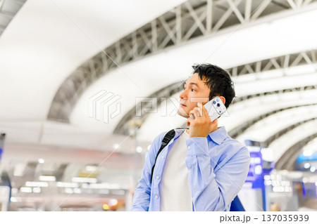 駅で電話する男性 ■撮影協力:関西国際空港(KIX) 駅で電話する男性 ■撮影協力:関西国際空港(KIX) 137035939